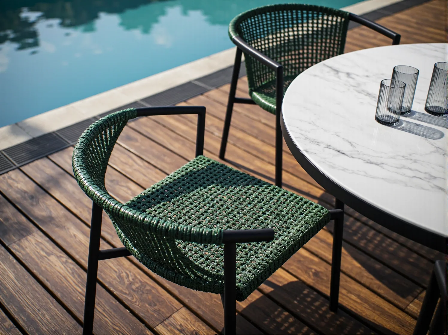 Drewniane meble basenowe z wodoodpornymi poduszkami