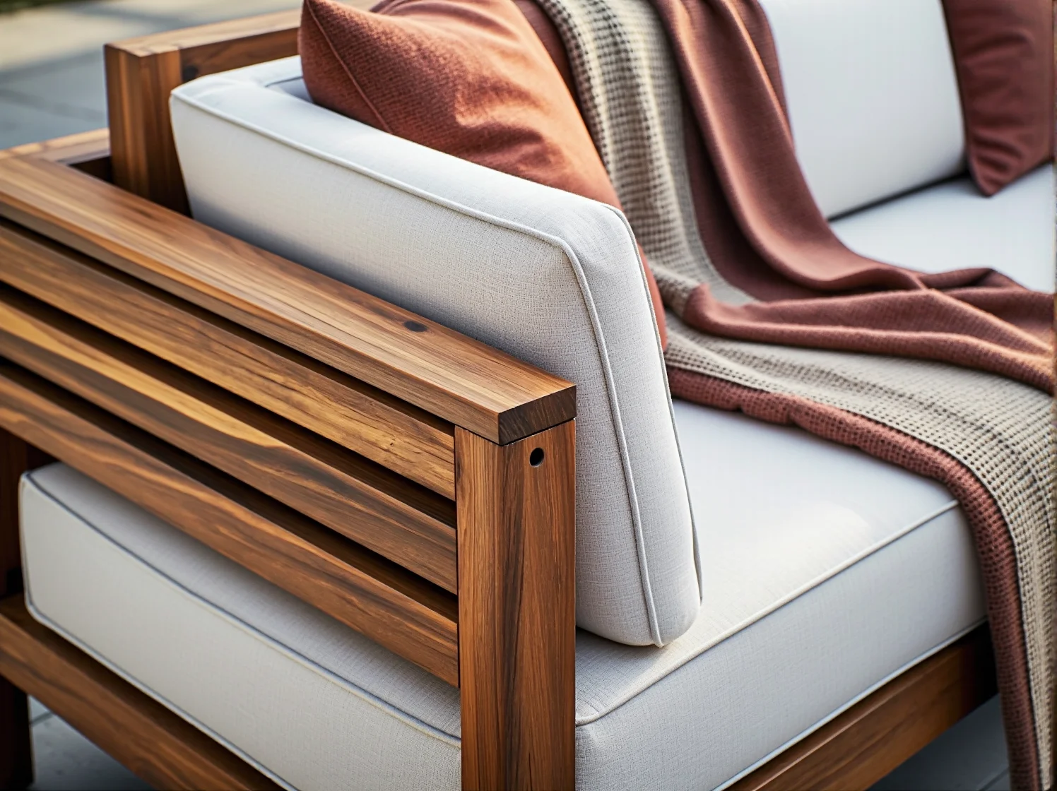 Odpoczynek na ekskluzywnych meblach w letnim ogrodzie