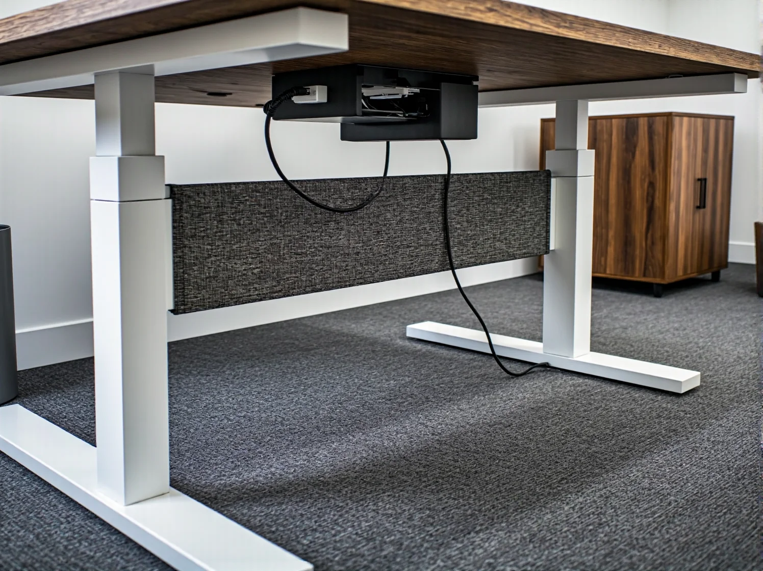 Ergonomiczne stanowisko pracy z regulowanym biurkiem i monitorem.