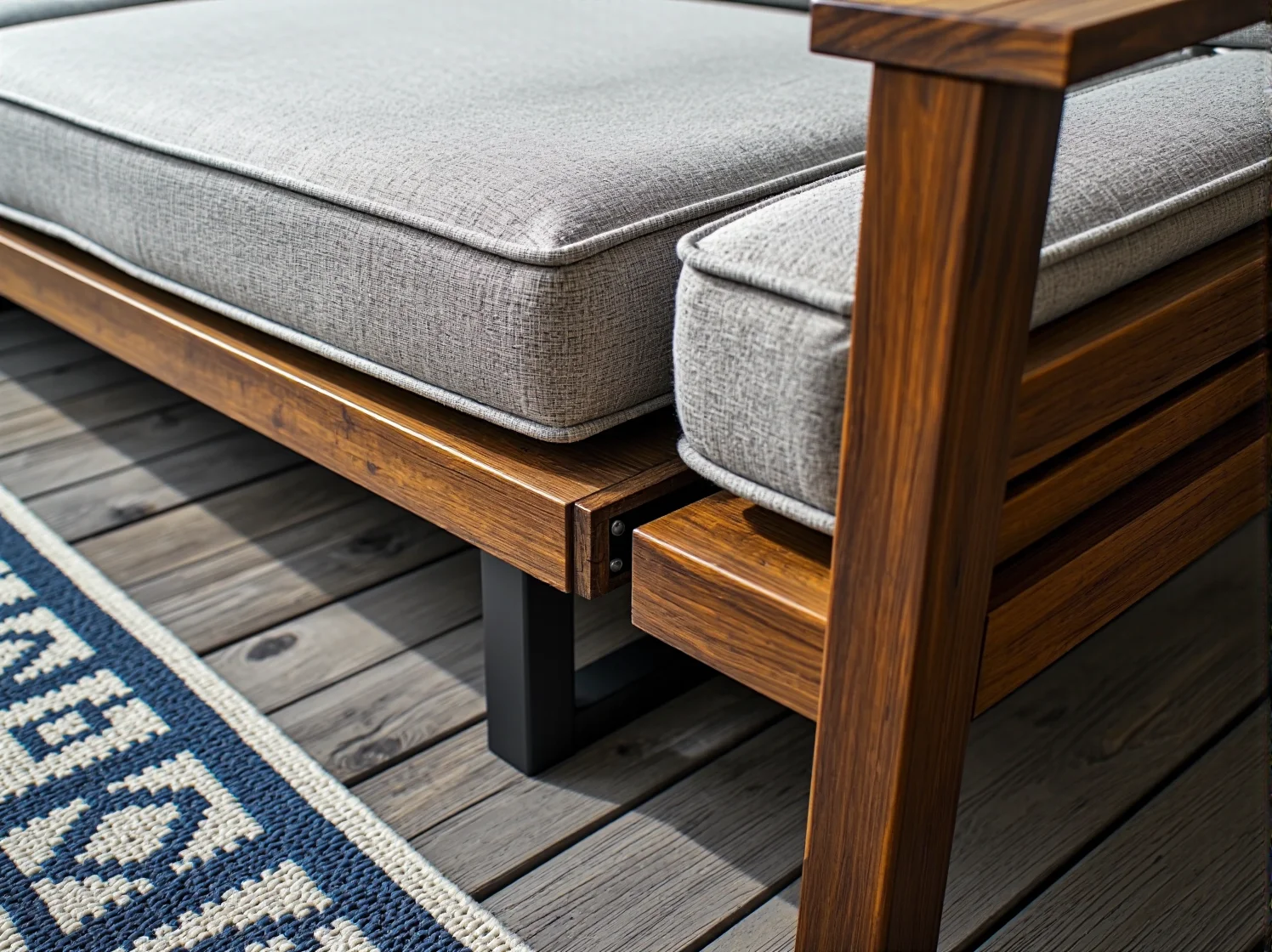 Trwałe i odporne na warunki pogodowe meble modułowe na stylowym tarasie.