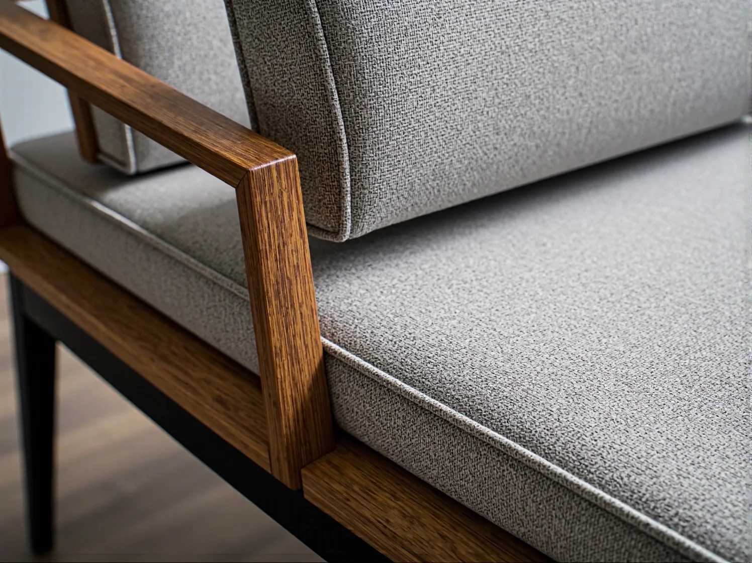 Zbliżenie na stylowe, tapicerowane krzesło kawiarniane, które łączy nowoczesny design z wygodą siedzenia.