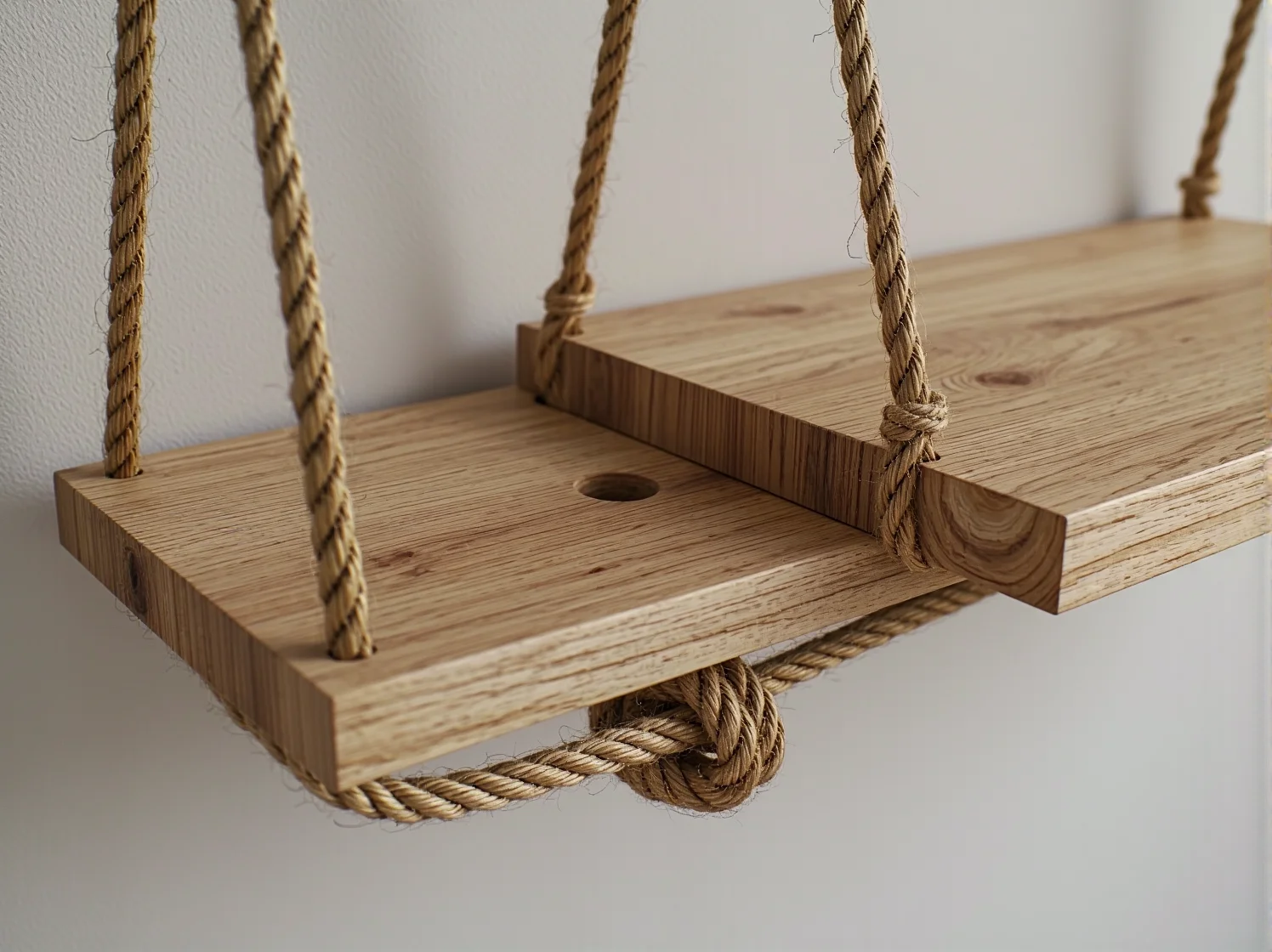 Narzędzia i deski z jasnego drewna do budowy półek wiszących