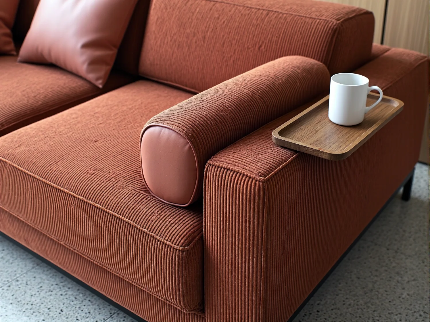 Wielofunkcyjne meble modułowe z pufami w kompaktowym salonie