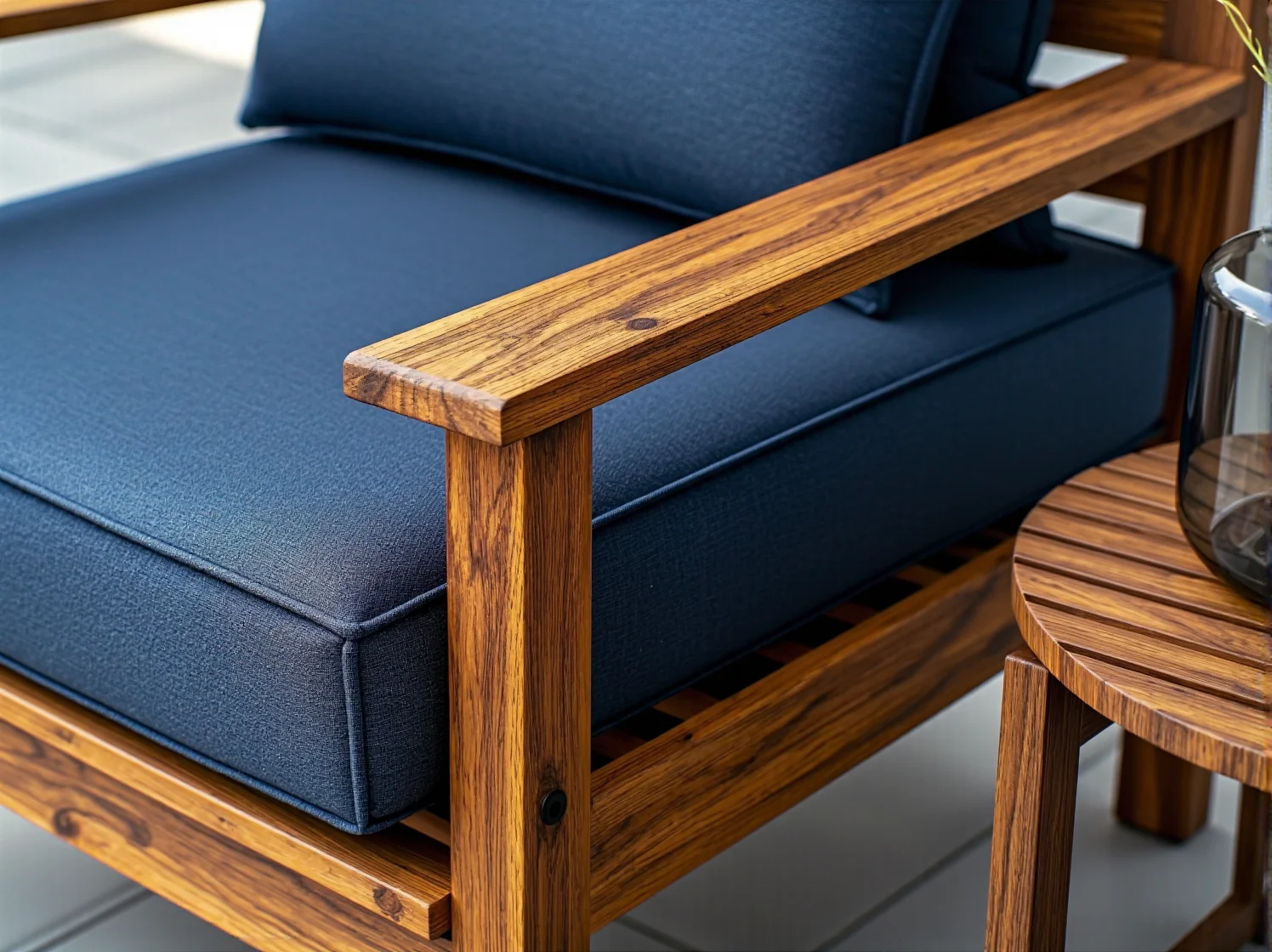 Minimalistyczne meble ze stali nierdzewnej do ogrodu