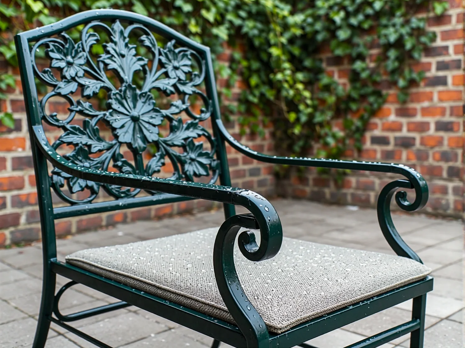 Zabezpieczanie mebli ogrodowych z metalu pokrowcem na zimę