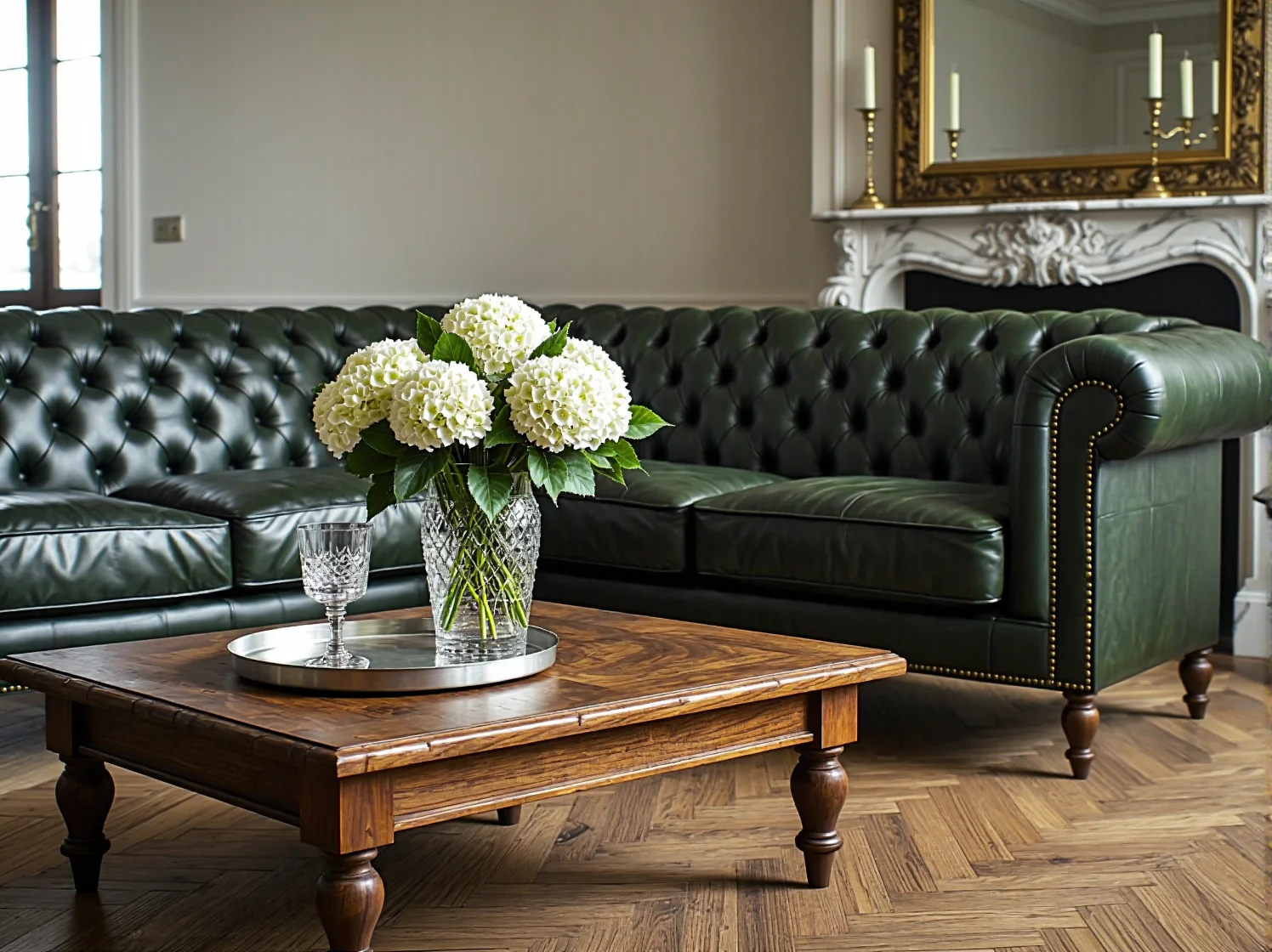 Przytulny salon klasyczny wieczorową porą, nastrojowe oświetlenie nad dużym narożnikiem.