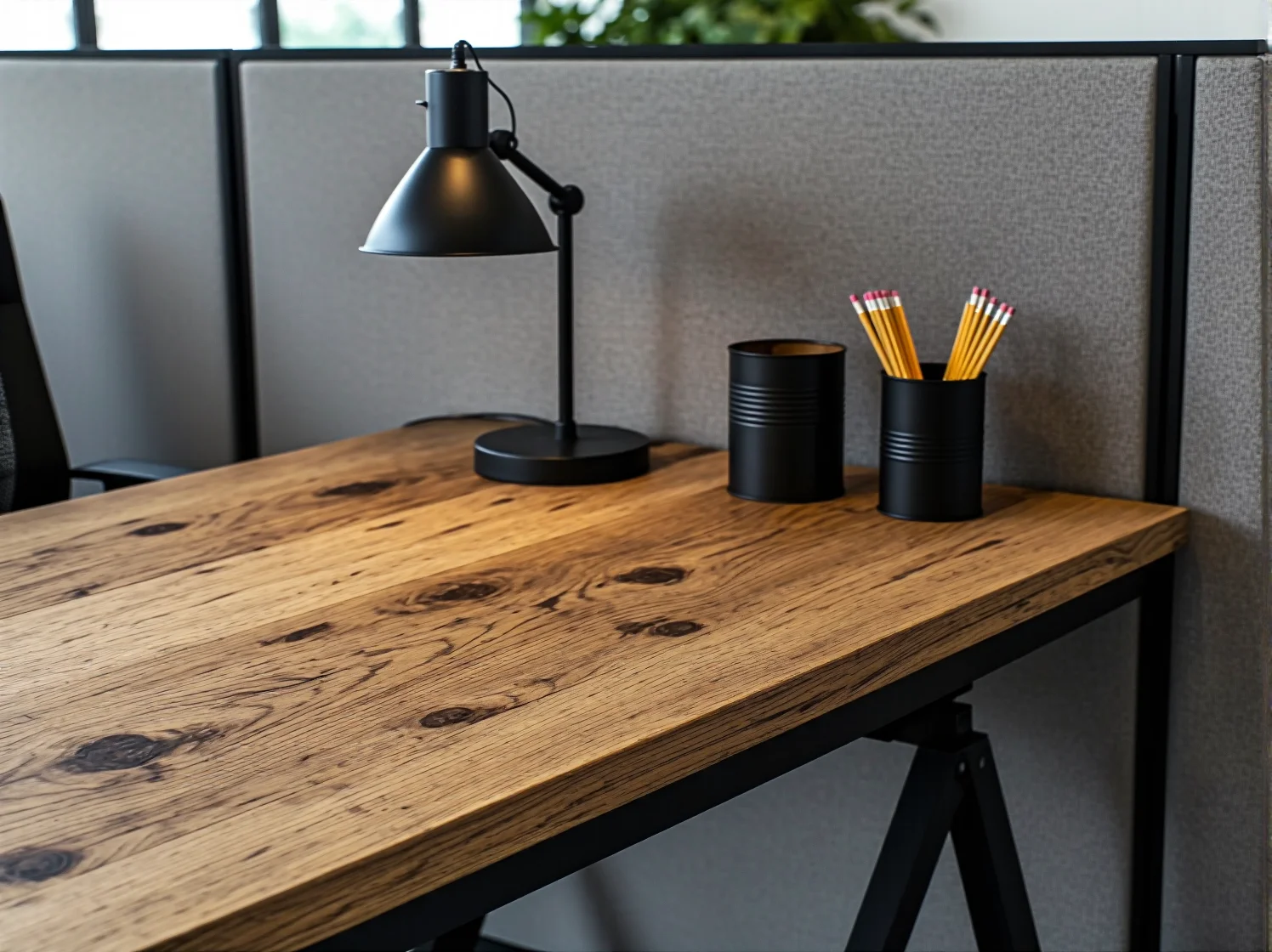 Stół konferencyjny z materiałów z recyklingu w sali spotkań