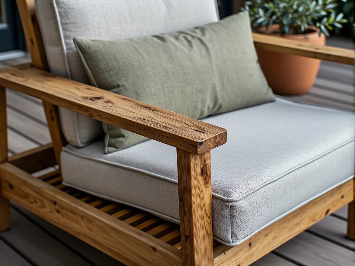 Zbliżenie na solidny stół z drewna egzotycznego, ukazujące jego wyjątkową wytrzymałość na warunki atmosferyczne.