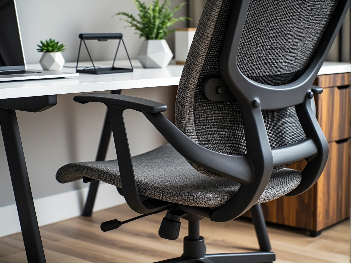 Wygodne krzesło ergonomiczne z siatkowym oparciem zapewniające komfort pracy w biurze